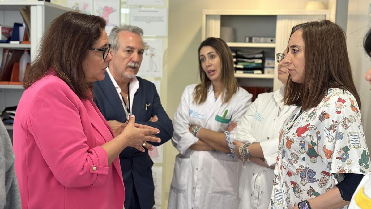 La consellera ha visitado los centros de salud de Vila y es Viver
