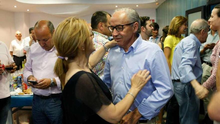 Mayte Martín Pozo felicita al senador electo Dionisio García Carnero tras conocer los resultados.