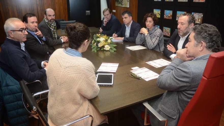 Reunión de ayer de Lores y Gulías con la asociación de constructores de Pontevedra. // R. Vázquez