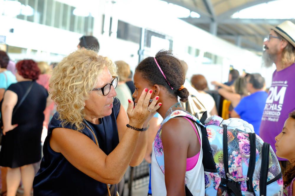 Los 60 niños saharauis que han pasado el verano en la provincia con el programa "Vacaciones en paz" regresaron ayer a los campamentos de refugiados de Tinduf (Argelia)