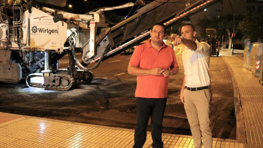 José Julián Mena, y el edil de Obras, Leopoldo Díaz, en la avenida Juan Carlos I.