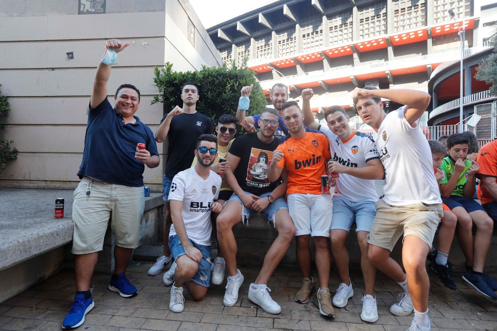 Así ha sido la vacunación a las puertas de Mestalla antes del partido entre el Valencia y el Madrid