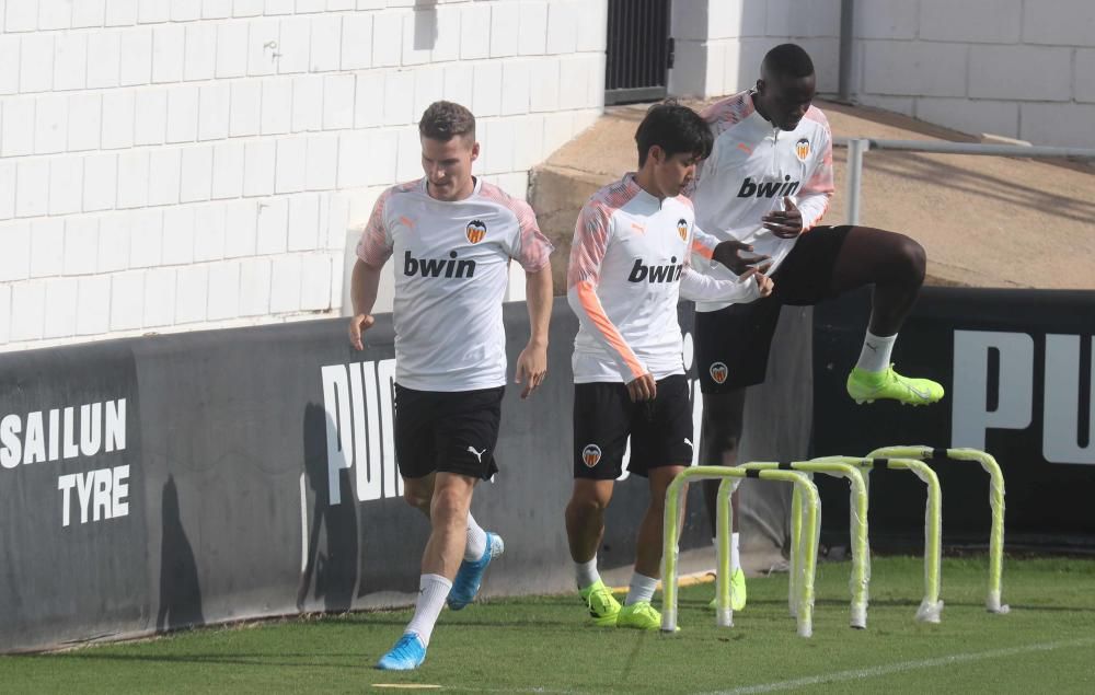 Anil Murthy, atento al entrenamiento del Valencia