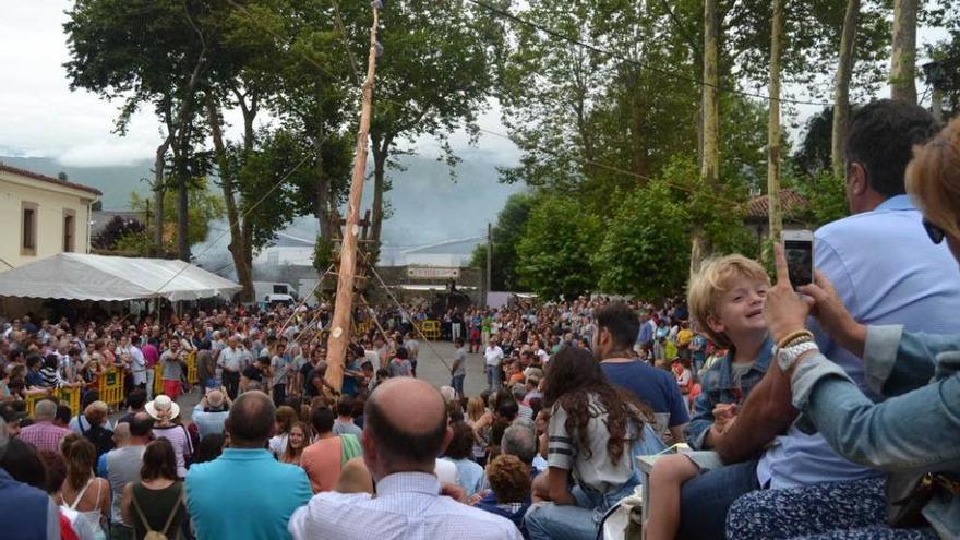 Celoriu planta una hoguera de 38 metros para la Virgen del Carmen