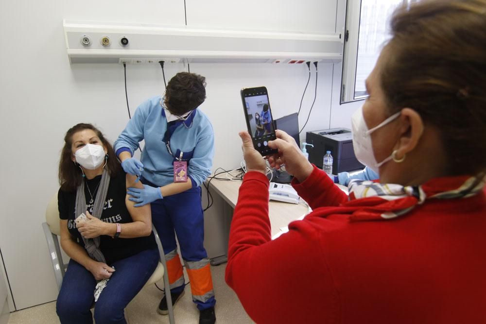 Comienza la vacunación de las trabajadoras de la ayuda a domicilio mayores de 55 años