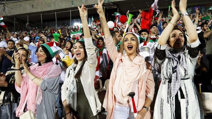 Un grupo de mujeres sigue el partido en el estadio Azadi de Teherán. // Efe