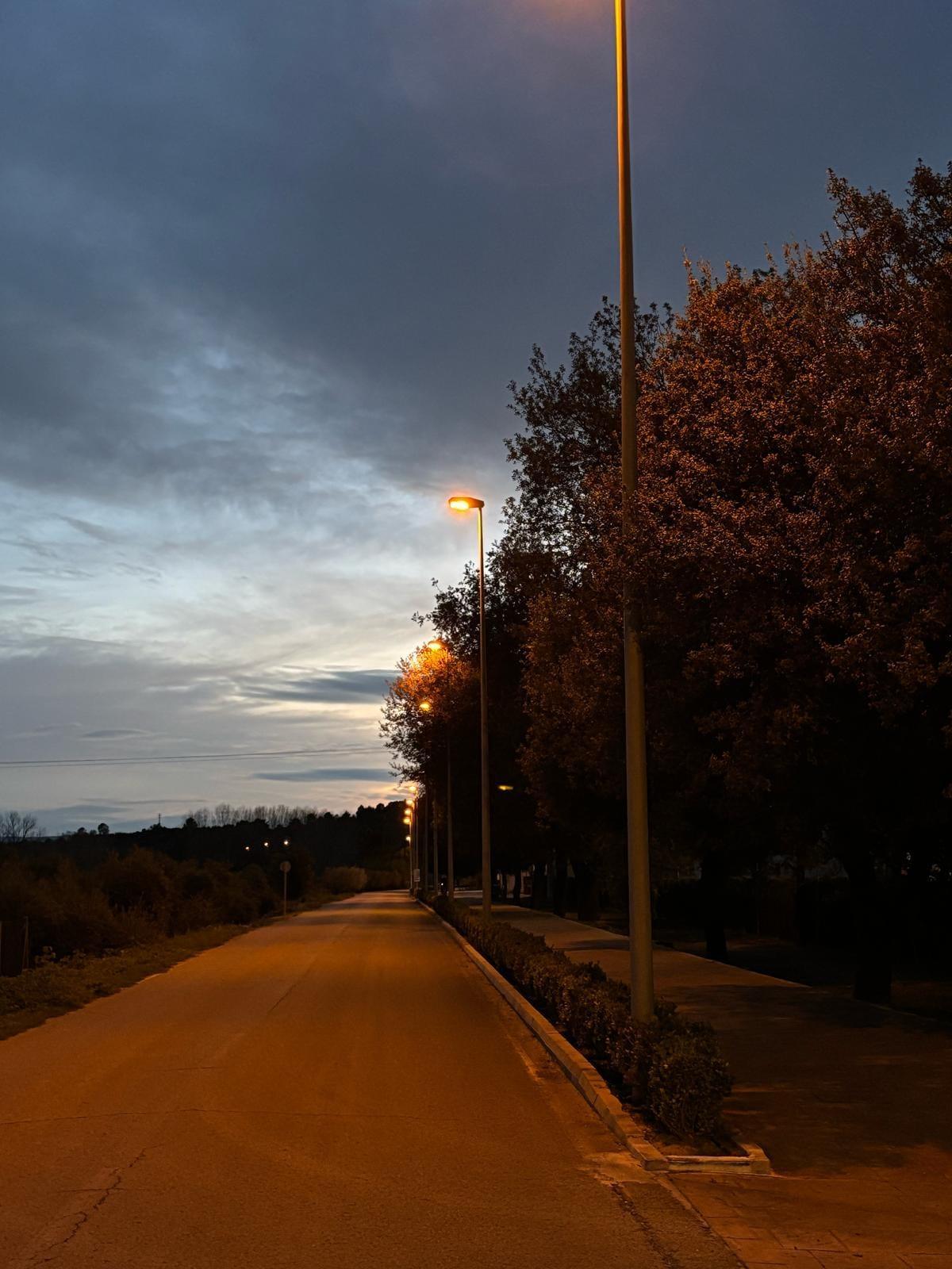 Iluminación nocturna en el paseo.
