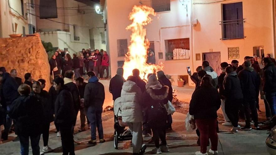 La tradicional hoguera dio paso a los diversos actos programados que tuvieron gran ambiente y participación.