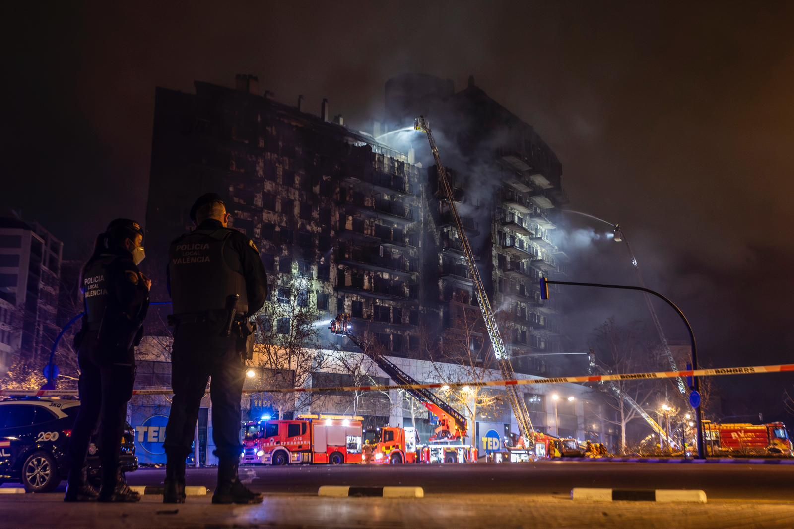 El trabajo de los bomberos en la trágico incendio de València