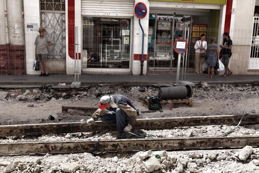 Las obras en la calle Pintor Gisbert sacan a la luz las antiguas vías del tranvía