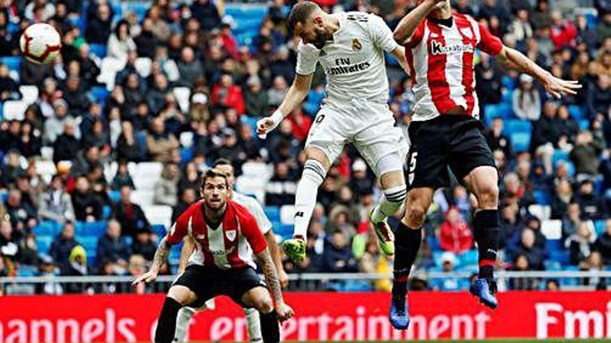 Karim Benzema remata de cap al fons de la xarxa en el primer gol