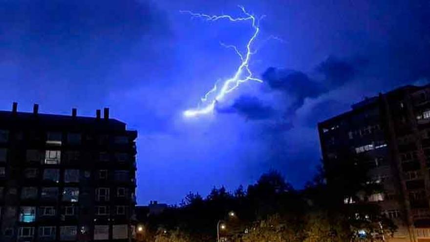 Rayo en la zona de Vioño durante el pasado fin de semana.