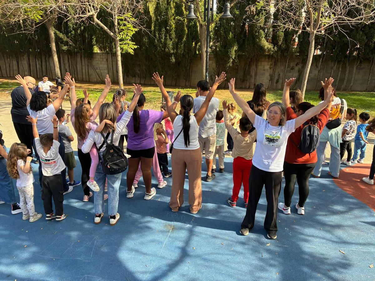 Xiquets i xiquetes durant una activitat organitzada per l'AMPA de l'IES Salvador Gadea d'Aldaia.