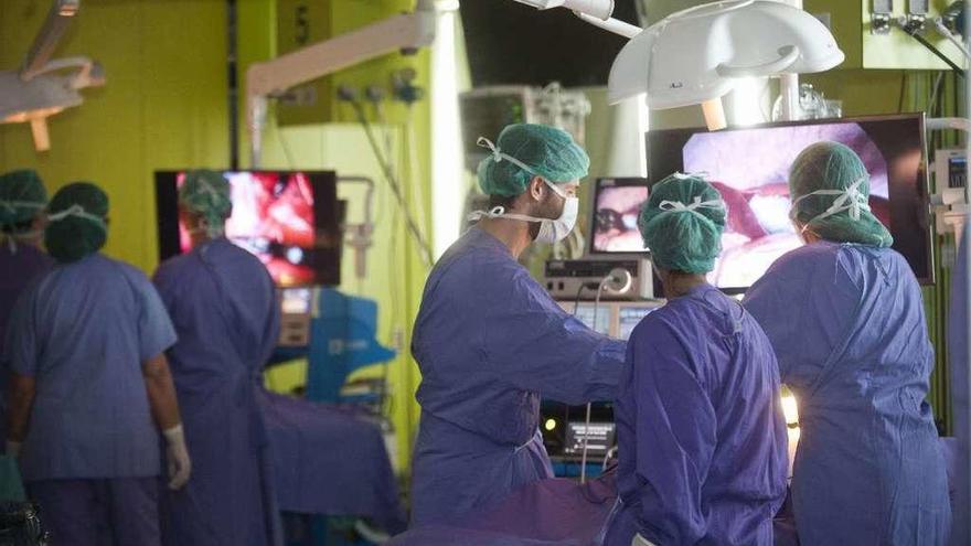 Médicos reciben formación en el Hospital de A Coruña.