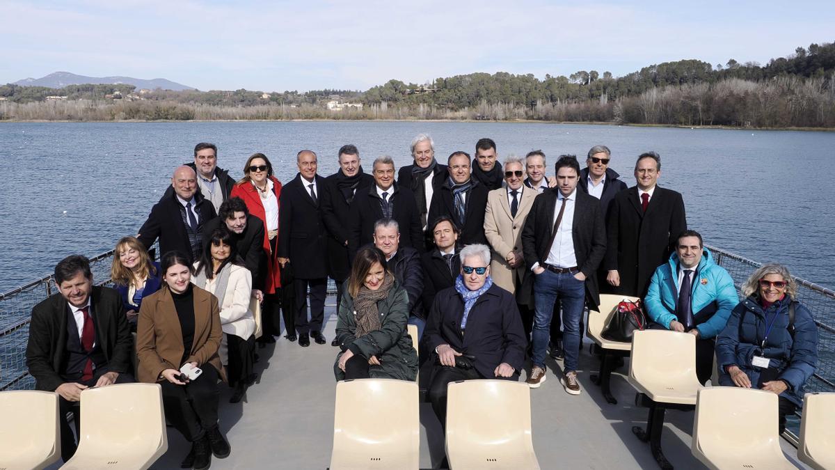 La delegació del Barça a l'estany fent un passeig amb la barca La Tirona.