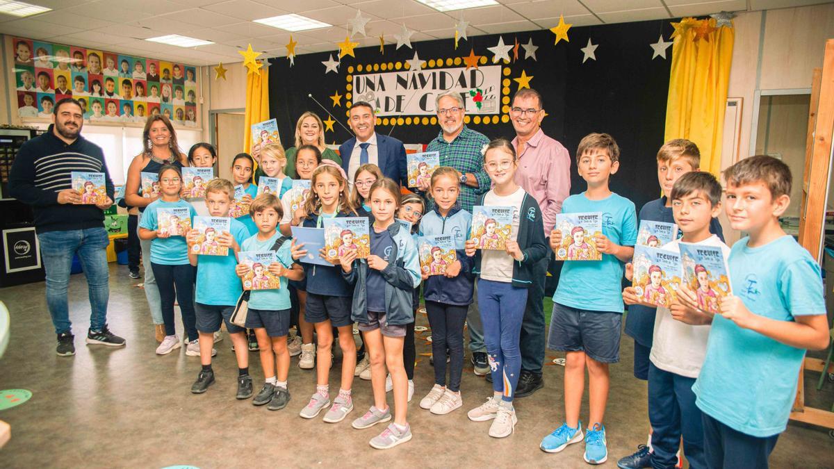 Escolares y concejales de Costa Teguise con el libro que narra la historia de la localidad turística.