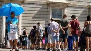 Turistas se hacen cola para entrar al Palacio Real.