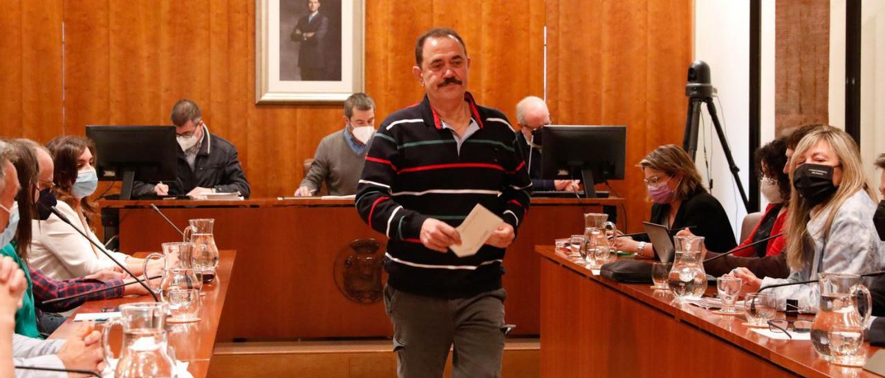 Juan José Fernández, se dirige a su puesto tras prometer cumplir con las obligaciones de concejal en el Ayuntamiento de Avilés. | Mara Villamuza