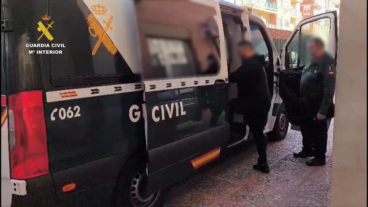 Furgón de la Guardia Civil con un detenido.