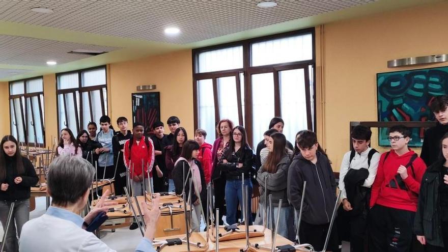 El alumnado del IES Margarita Salas de La Corredoria visita la cocina económica y la sinagoga de Oviedo