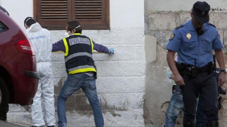 Agentes de la Policía Científica, durante la investigación que seguía teniendo lugar ayer. i J. L. GONZÁLEZ