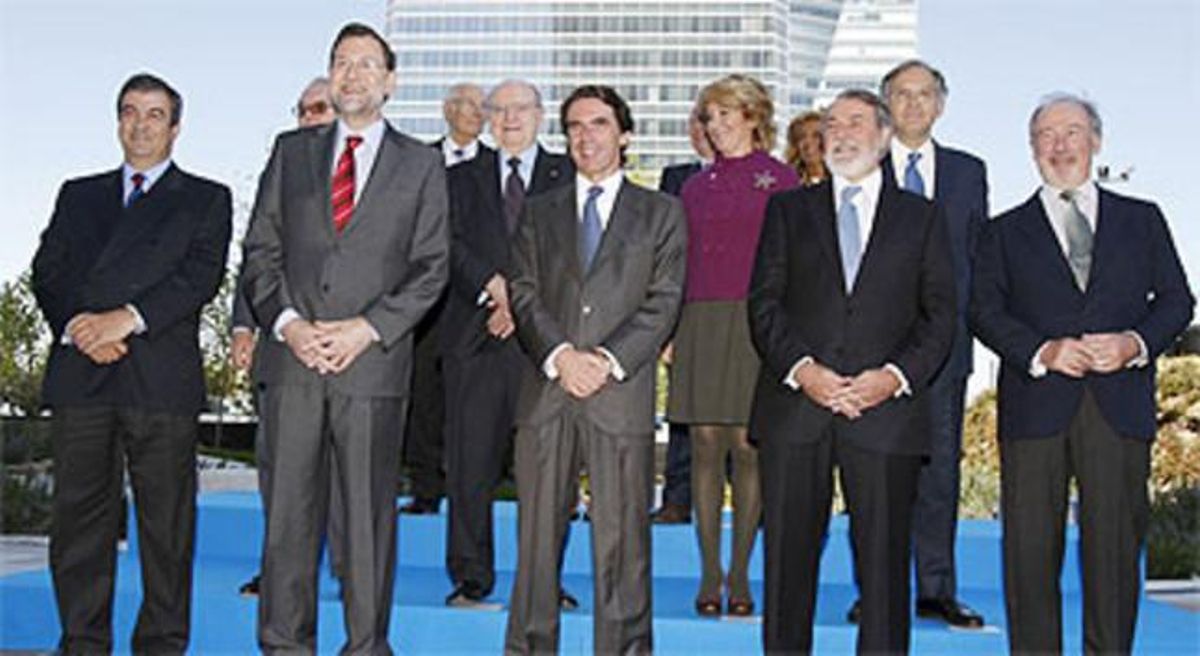 La foto de família del PP, amb Aznar al centre, flanquejat per Rajoy i Mayor Oreja. La foto de família del PP, amb Aznar al centre, flanquejat per Rajoy i Mayor Oreja.