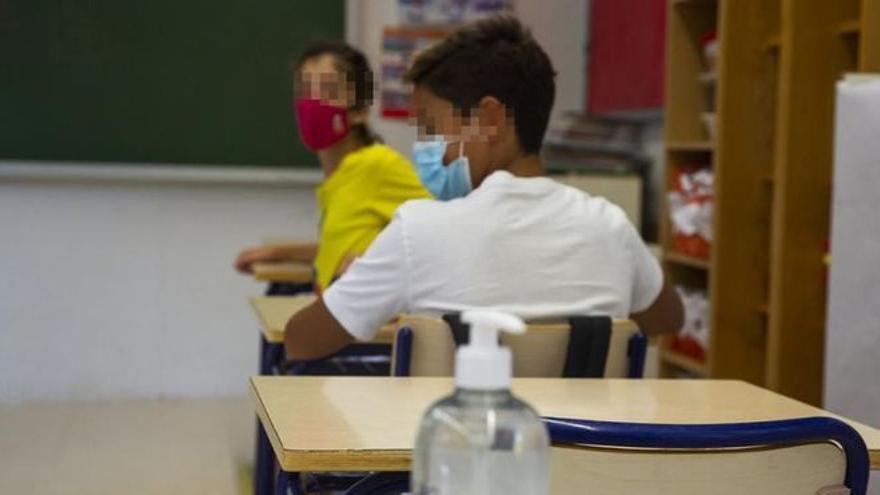 Niños con mascarilla en clase.