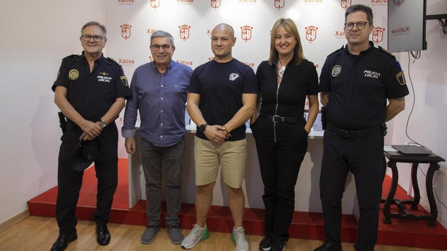 Presentación de los Juegos Europeos de Policías en los que participará el agente Carlos Piqueres, en Xàtiva.