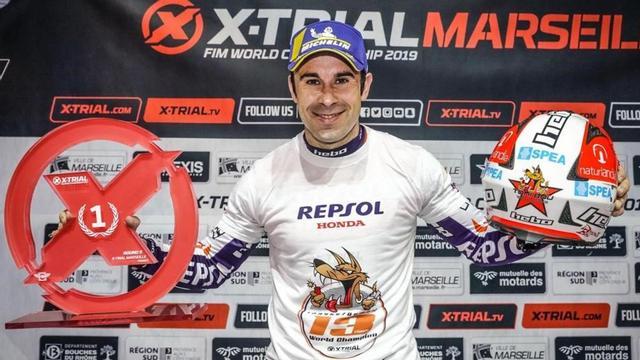 El catalán Toni Bou celebra, en Marsella, la conquista de su título mundial nº 25 de trial.