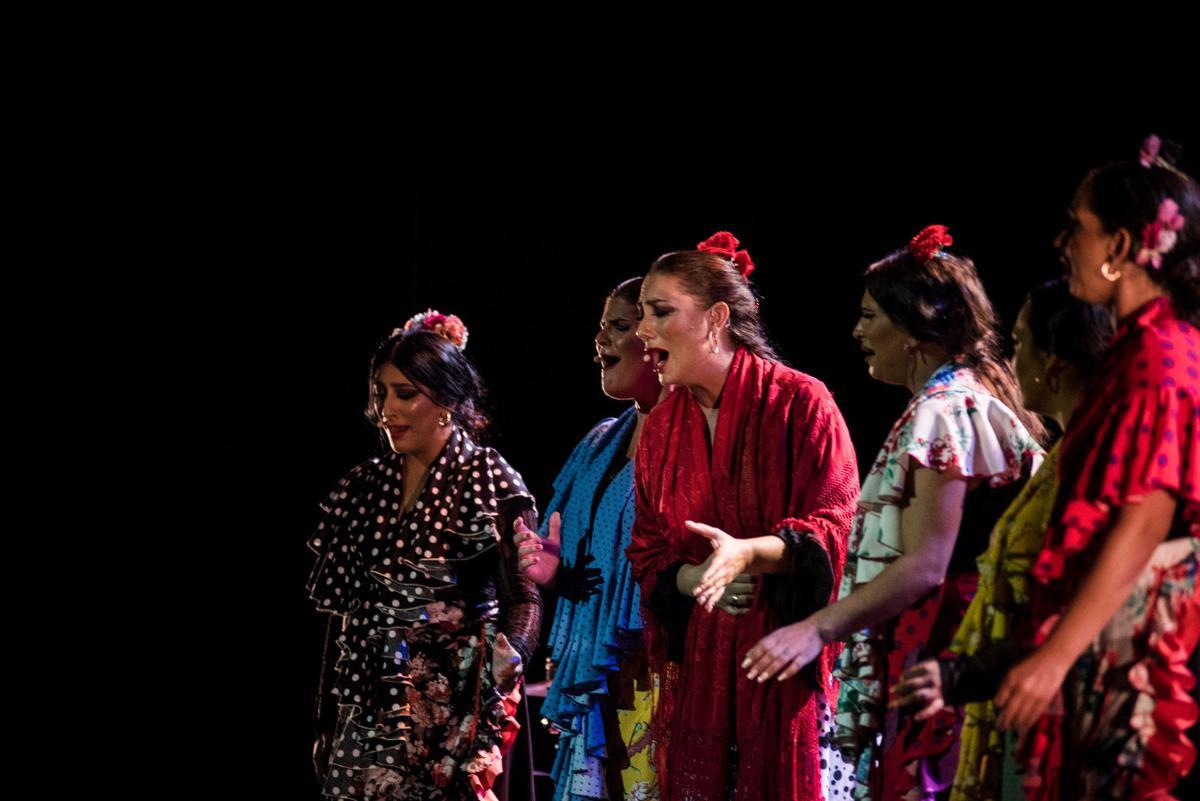 La cantaora Marina Heredia (centro de la imagen), rodeada de su coro de zambra, durante ’Status quo’, espectáculo estrenado en el Teatro de la Maestranza el 24 de septiembre.