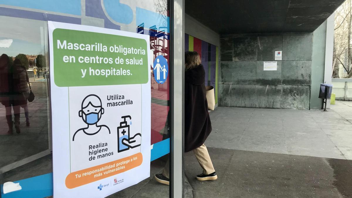 Una mujer entra en un centro sanitario.