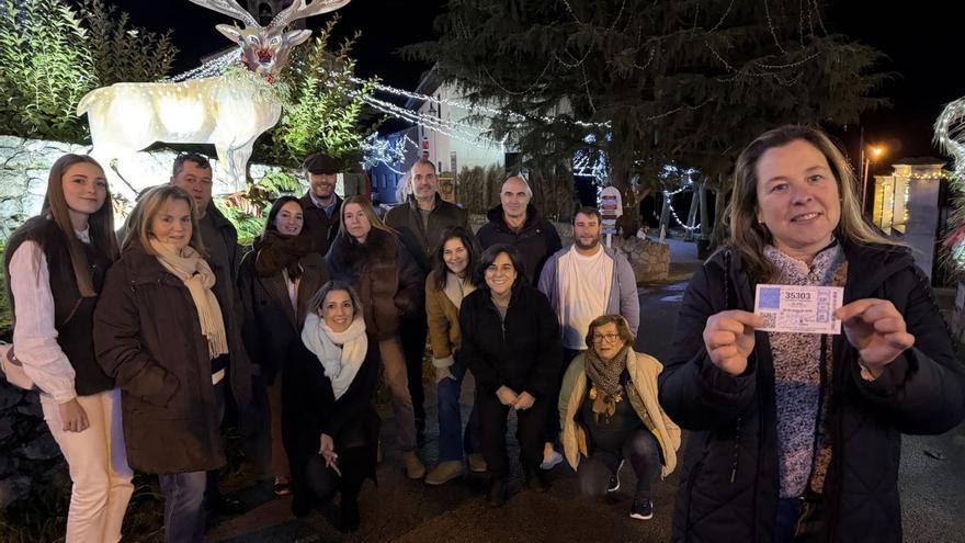 Integrantes de la Comisión de Iluminación de Andrín, con el décimo premiado. | RAMÓN DÍAZ