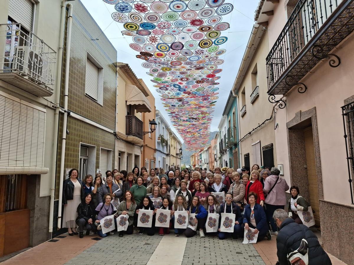 Las mujeres transforman Els Poblets: 1.400 mandalas se entrelazan sobre el Carrer Major (imágenes)