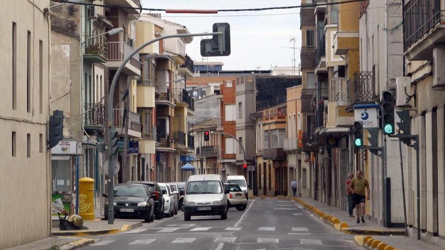 La carretera CV-50 cruza toda la población de Carlet