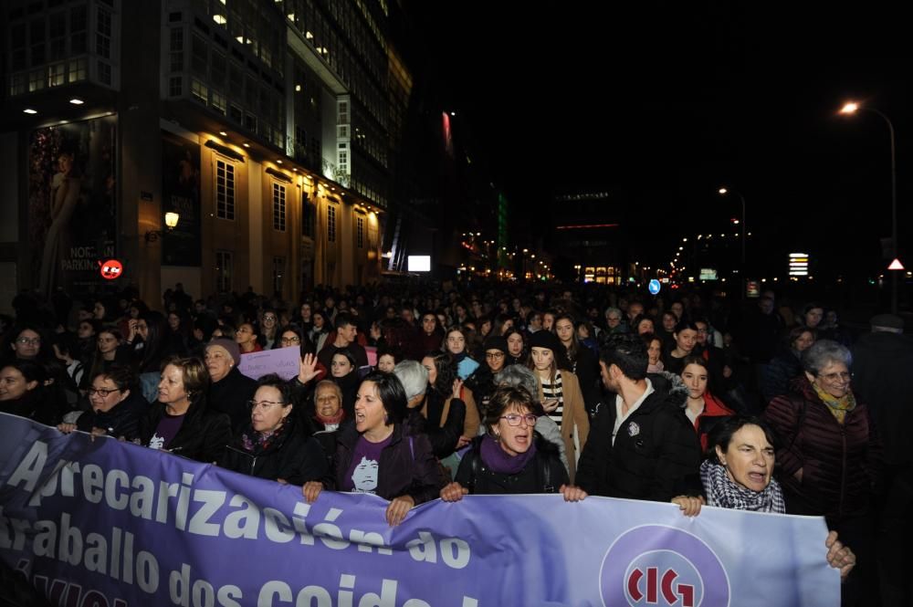 Los manifestantes han protagonizado entre consignas y pancartas una marcha quepartió del Obelisco y llegó hasta la plaza de Galicia.