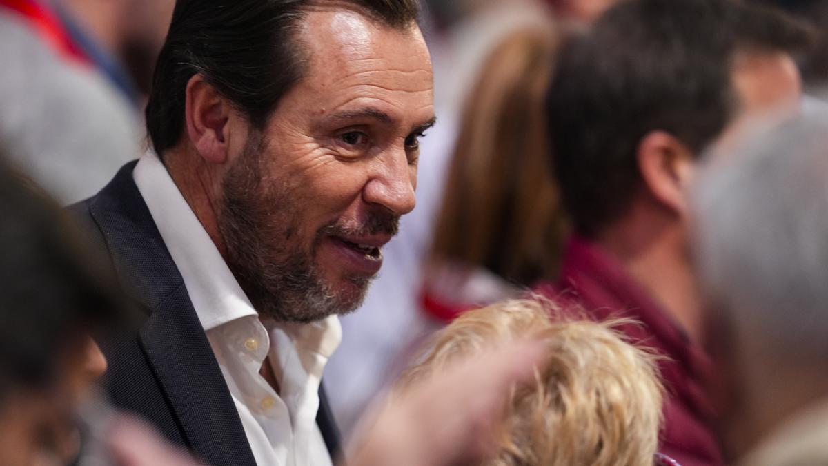 El ministro de Transportes del Gobierno de España, Óscar Puente, durante los premios Rosa Manzano en el primer día del 41 Congreso Federal del PSOE en el Palacio de Congresos y Exposiciones, a 29 de noviembre de 2024 en Sevilla (Andalucía, España). El PSOE inicia, hoy viernes, su 41 Congreso Federal en el que el partido cerrará filas y se volcará en apoyar a su líder, el presidente del Gobierno y secretario general, Pedro Sánchez. 29 NOVIEMBRE 2024 Joaquin Corchero / Europa Press 29/11/2024. ÓSCAR PUENTE;Joaquin Corchero;