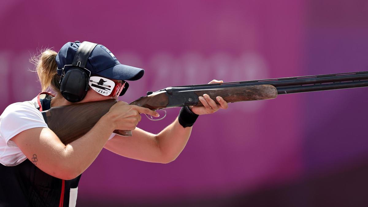 Fátima Gálvez realiza un disparo.