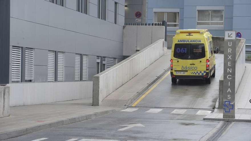 Una ambulancia traslada a un paciente a las Urgencias del Hospital de A Coruña.