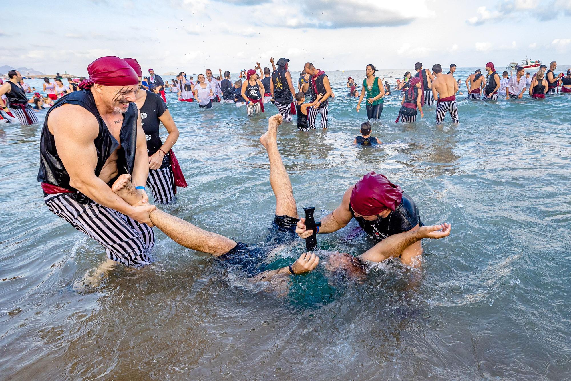 Fiestas de La Vila. Así ha sido el Alijo y la Embajada Contrabandista en la Playa.