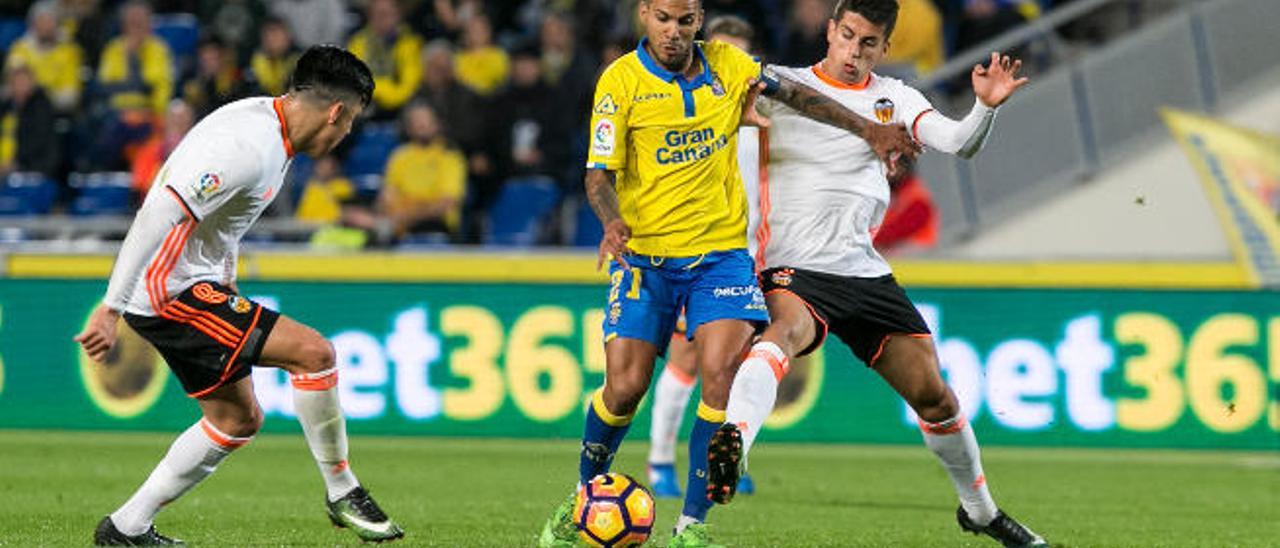 Jonathan Viera supera a Cancelo, ante la presión de Enzo Pérez, ayer, en la disputa de la 20ª jornada, en el estadio de Gran Canaria.