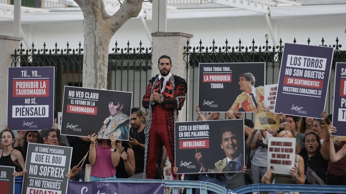 FOTOS | Manifestación antitaurina en la corrida de Castella y Manzanares en el Coliseo Balear