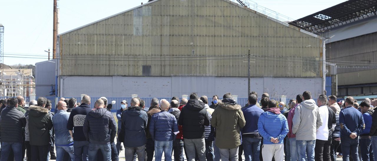 Asamblea de trabajadores ante las instalaciones fabriles de San Balandrán.