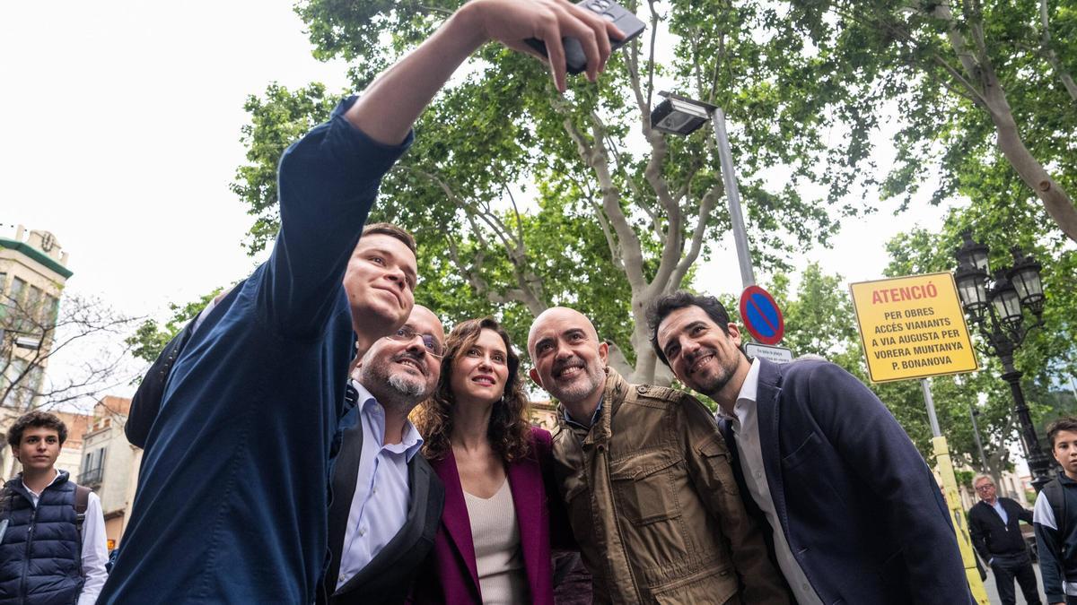 Isabel Díaz Ayuso durante un paseo por Sarrià antes del acto