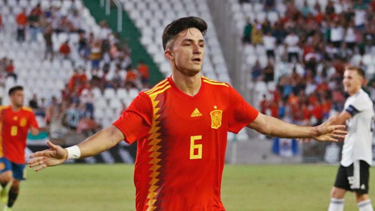 Meré, arriba, a la izquierda, con el Europeo sub-19.  