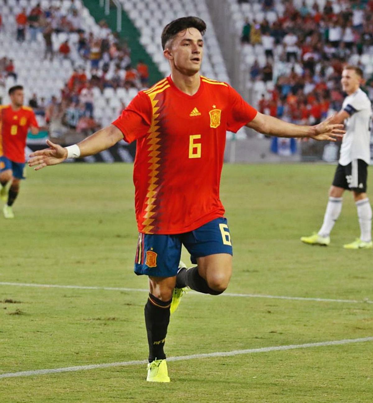 Meré, arriba, a la izquierda, con el Europeo sub-19.