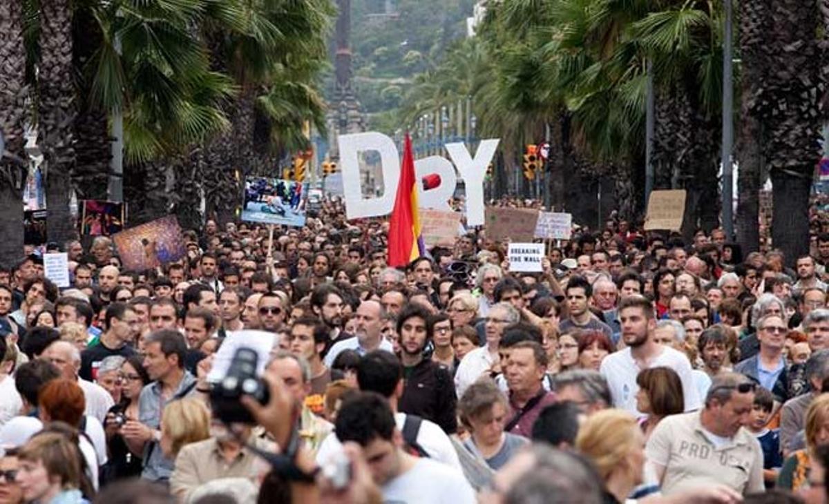 Una mostra dels més de 100.000 barcelonins que van expressar ahir la seva indignació per la situació econòmica i política, seguint la marxa pel passeig d’Isabel II.