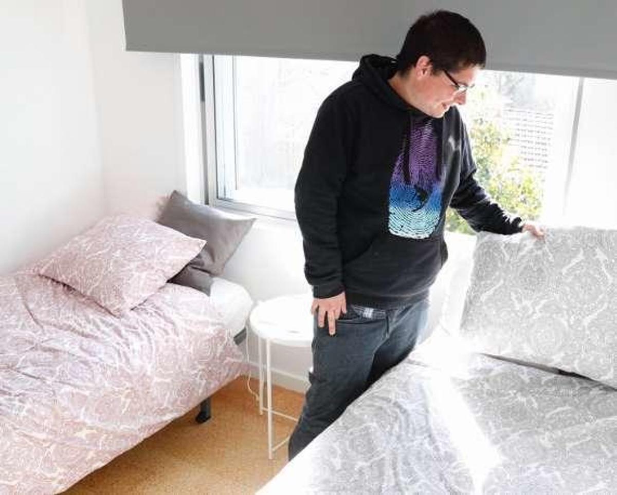 Uno de los beneficiarios se hace la cama. // J. Lores