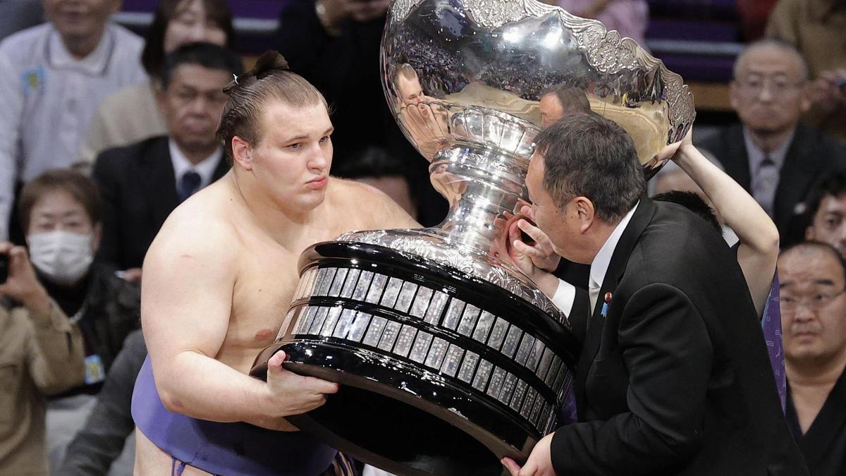 El ucraniano Aonishiki, tras su triunfo en Fukuoka.