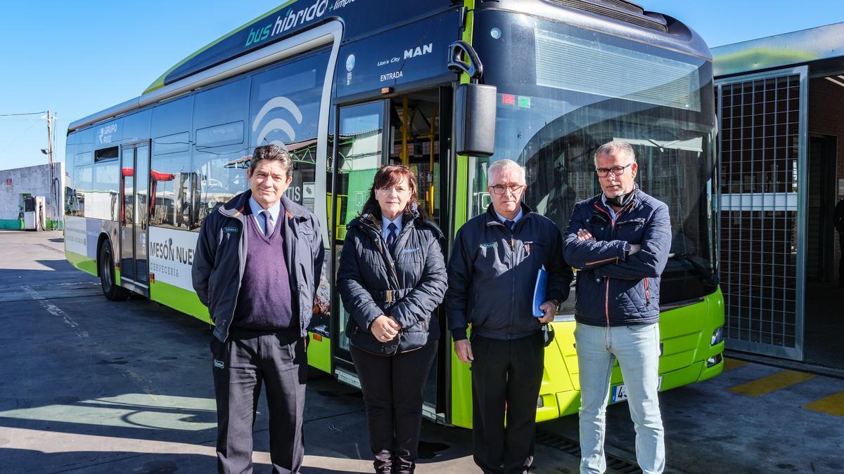 Integrantes del comité de empresa de Tubasa, ayer, en la sede central de la concesionaria en Badajoz.