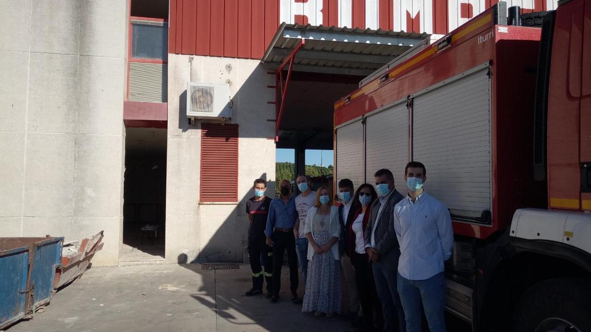 El delegado y la alcaldesa, con bomberos del parque de Palma del Río.